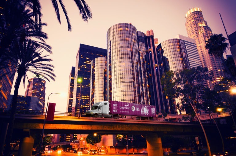 枢纽集团事业集装箱跨海大桥前的洛杉矶市中心大楼