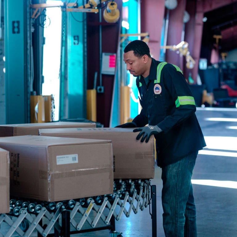 中心集团仓库团队提供交叉码头服务