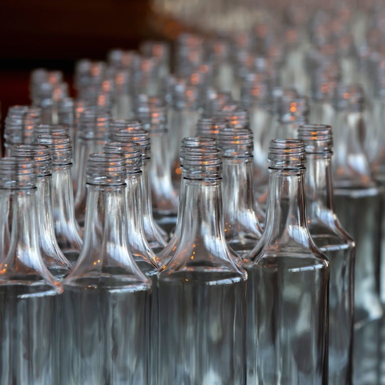 玻璃瓶库存准备通过强大的玻璃物流移动