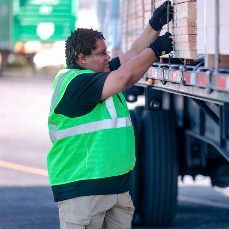 集线集团团队工人包装货物的平板货车服务