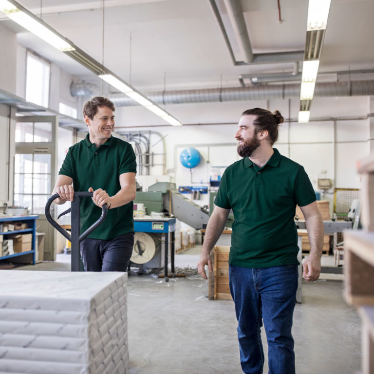 集线器集团工作人员在仓库中提供纸质物流和移动产品