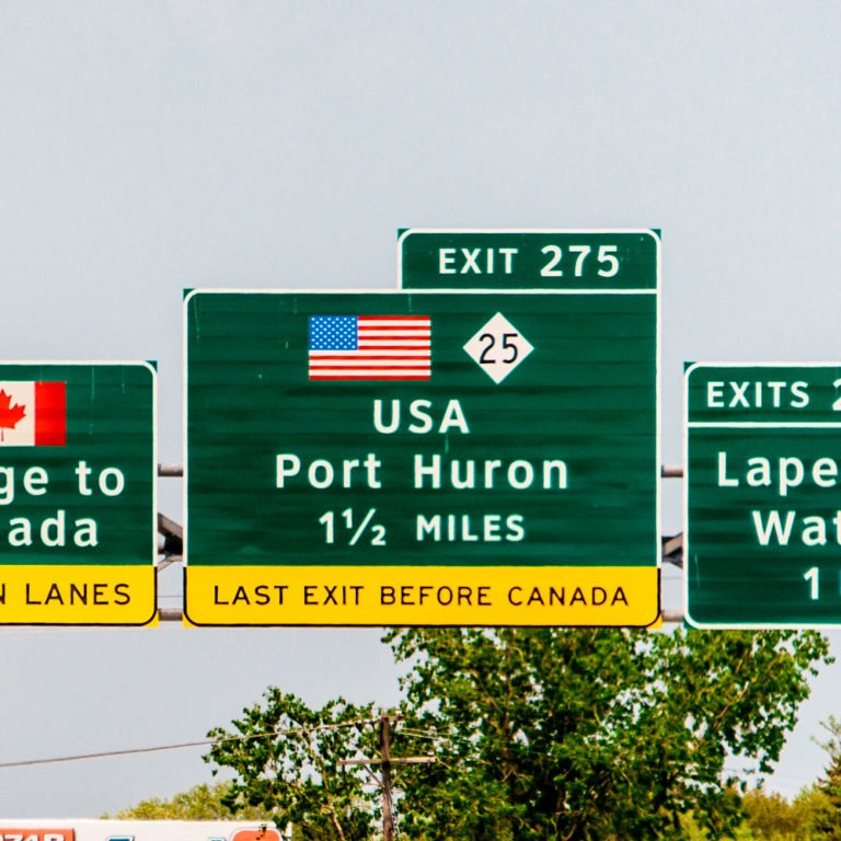 枢纽集团接近加拿大高速公路标志前的最后一个出口，同时提供跨境物流横跨北美