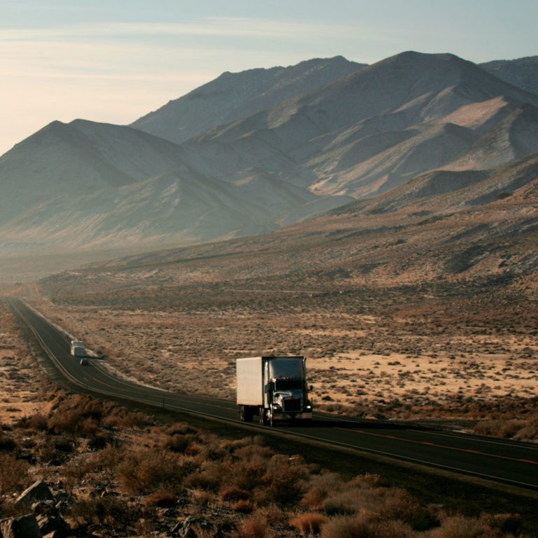 轮毂集团卡车越野驾驶，提供供应链解决方案和整车服务