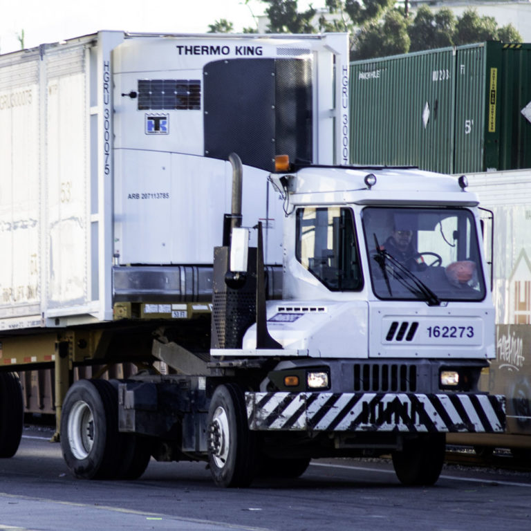枢纽集团卡车提供专门的货运设备