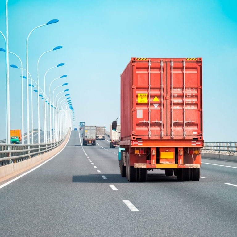 在提供海洋容器多式联解决方案的道路上的红色卡车（MCS）乌克兰捷克预测